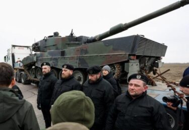 ドイツの戦車「レオパルト2」、ウクライナに到着！初めて引き渡し　各国で兵士の訓練　反撃の第一段階か