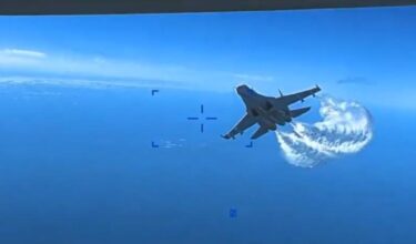 アメリカ軍がロシア軍機との衝突時に撮影した映像を公開！煙を吹きながらロシア戦闘機が突進！ロシアの主張は大嘘だった