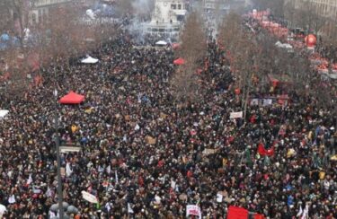 フランス全土で１００万人規模の大デモ！年金制度改革の強行採決に反発、パリの一部炎上！年金支給６２歳から６４歳に引き上げ