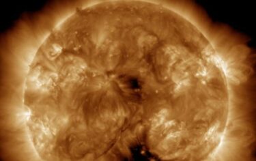 M4.2とM1.0太陽フレアが発生、複数の大型黒点群も　太陽風がやや上昇傾向か