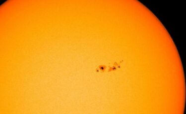 【警戒】巨大黒点郡が太陽に出現！M3.8太陽フレアなどが相次ぐ、Xクラス最大規模の太陽フレアが発生する恐れ