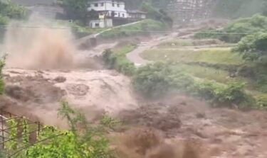【緊急速報】熊本県で線状降水帯が発生！猛烈な濁流で橋や道路が崩落！災害級の水害に厳重警戒を！