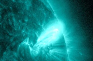 【注意】X1.0大規模太陽フレアが発生！数日後に地球と接触する恐れ　巨大黒点群の活動が活発化　