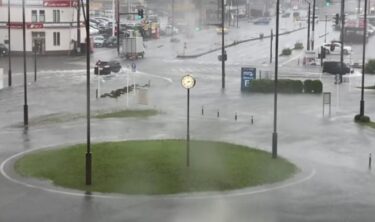 【警戒】大豪雨で秋田駅が水没状態に！僅か半日で1ヶ月分の雨量、河川の氾濫が相次ぐ！旭川ダムは緊急放流　明日も大雨継続