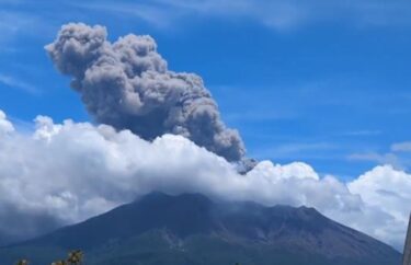 桜島で今年最大規模の噴火、火口上空２５００メートルまで噴煙上昇！大きな噴石も確認　