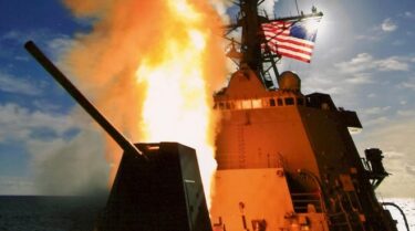 【緊張】米海軍がイエメンの巡航ミサイル3発とドローン部隊を撃墜！フーシ派がイスラエル攻撃と分析　