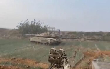 【戦争】イスラエル軍の戦車部隊がガザ市街に侵入！メルカバ戦車が民間車両に向けて砲撃　大規模な地上侵攻始まる！