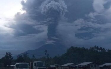 パプアニューギニアのウラウン山、大規模噴火が続く！噴煙1万5000メートル以上　日本への津波はなし