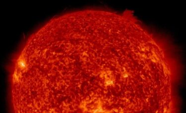 Mクラス太陽フレアが連続発生！高速太陽風を観測、一部が地球と接触　電子機器の障害や地殻変動の強まりに注意
