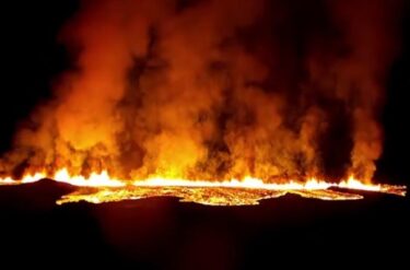 再びアイスランドで大規模な火山噴火！溶岩防御壁を突破、建設中の車両が一斉避難　首都近郊まで溶岩が迫る