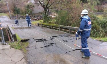 能登半島地震、死者２４２人に増加　断水は約３万戸で継続中！４市町で５９年分のごみ　道路復旧は進むも土砂崩れなどが残る
