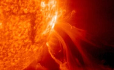 【緊急速報】X2.5クラス、大規模太陽フレアが発生！大きなプロミネンス噴出も観測！数日後に地球接触の恐れも