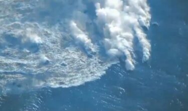 硫黄島沖の海底噴火、新島が海没して消滅状態に！硫黄島沖の噴火活動は継続　海面から激しい白煙も