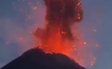 インドネシアで大規模な火山！高さ1万9000メートルの噴煙観測　日本への津波の影響なし　気象庁