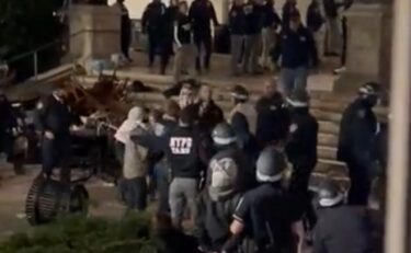 反イスラエル抗議デモに警官隊突入、コロンビア大学で学生らが立て籠もり！周辺地域も警察封鎖　「パレスチナを開放しろ」
