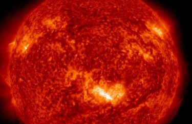 【警戒】再び最大規模X級太陽フレアが発生！先日のX4.5フレアから止まらず！今月だけで5回のX級、Mクラスも10回以上！巨大黒点から頻発