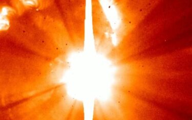 観測史上最多の大規模太陽フレア、国立天文台が観測映像公開！猛烈な爆発で真っ白に！過去10年間で最も活発化　来年に極大期へ
