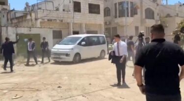 【騒然】イスラエルが外交団に発砲！日本の外交官も参加　パレスチナの難民キャンプを訪問中に